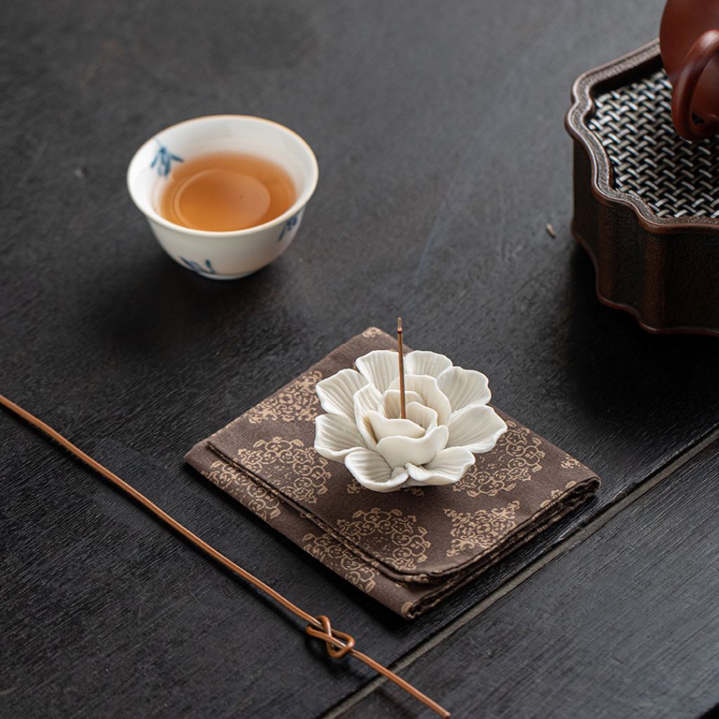 Lian Handmade Petal Ceramic Diffuser Secondary image