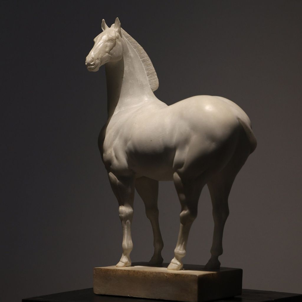 منحوتة حصان تيانما على قاعدة