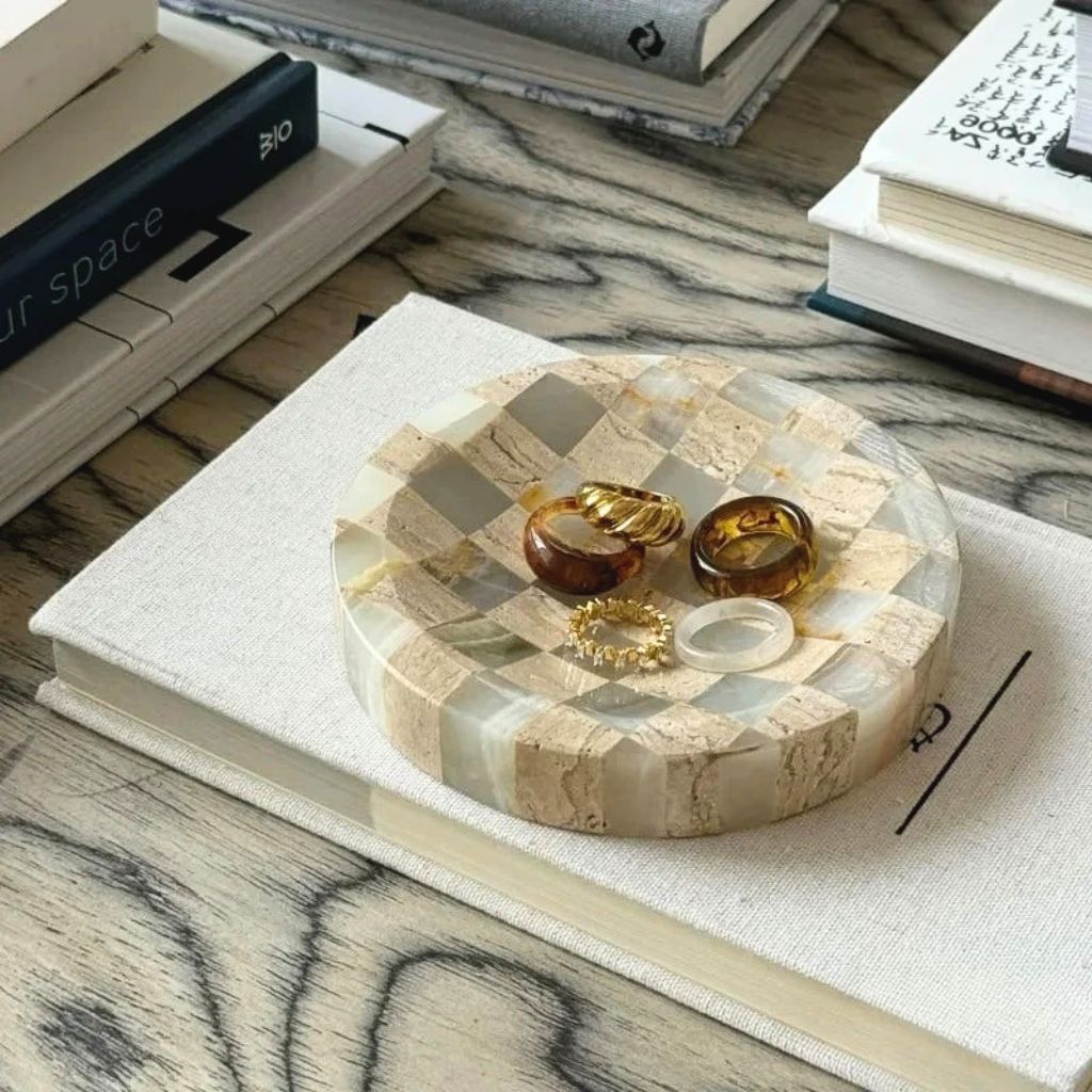 Verdi Checkered Travertine & Onyx Catch All Tray Imagen secundaria del producto