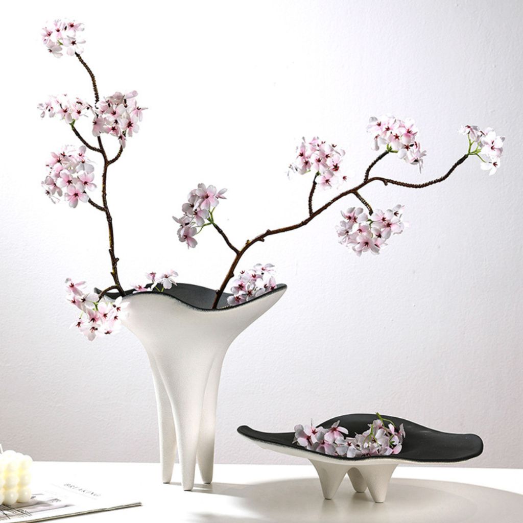 Cáliz Tripod Sculptural Ceramic Vase