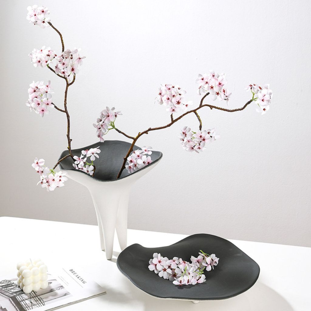 Cáliz Tripod Sculptural Ceramic Vase